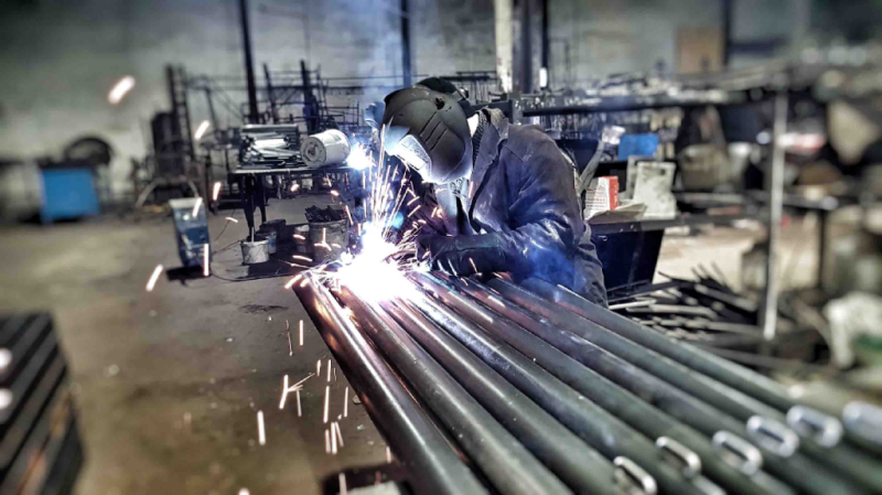 Какие материалы используют при изготовлении уличного спортивного оборудования в Курске?